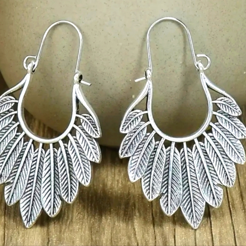 Retro style silver hollow leaf earrings. NWT Fast Ship. Quality!